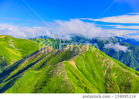 從北阿爾卑斯山脈的城年山上可以看到大天丈山和表銀座山脊,山脈一直延伸到野口五郎山。 從北阿爾卑斯山脈的城年山上可以看到大天丈山和表銀座山脊,山脈一直延伸到野口五郎山。 139095114