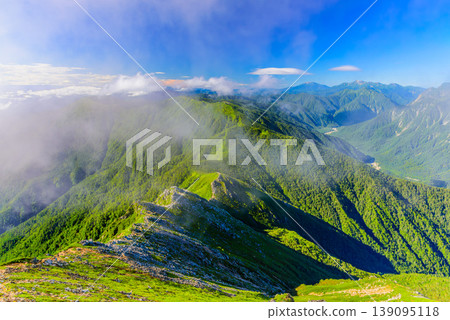 The start of a ridge walk from Mt. Jonen to Mt. Chogatake in the Northern Alps, and the spectacular panoramic views of Ginza. 139095118