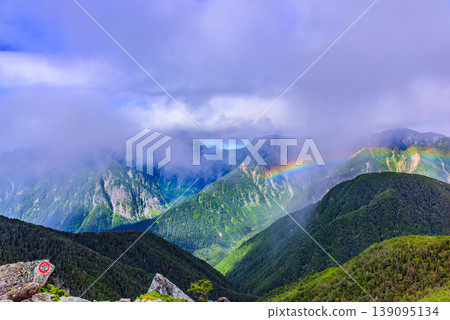 北阿爾卑斯山山間小徑出現彩虹和雲海：一場小雨過後，山間出現了令人驚嘆的奇景。 139095134
