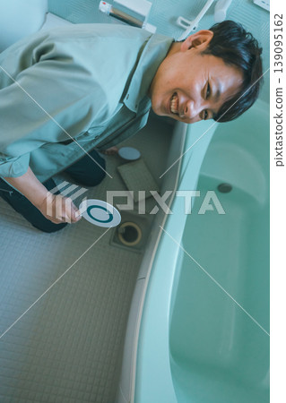 水管工正在檢查浴室排水管。 水管工正在檢查浴室排水管。 139095162