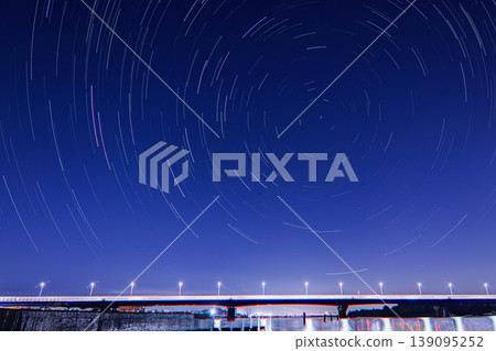 [Sagami River Estuary, Hiratsuka City, Kanagawa Prefecture] Shonan Bridge and the concentric trajectories of stars in the background 139095252