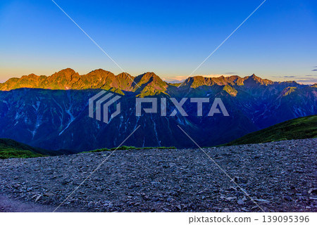 北阿爾卑斯山槍岳-穗高山脈的晨曦:槍岳和穗高山的山峰在晨曦中開始閃耀。 北阿爾卑斯山槍岳-穗高山脈的晨曦:槍岳和穗高山的山峰在晨曦中開始閃耀。 139095396