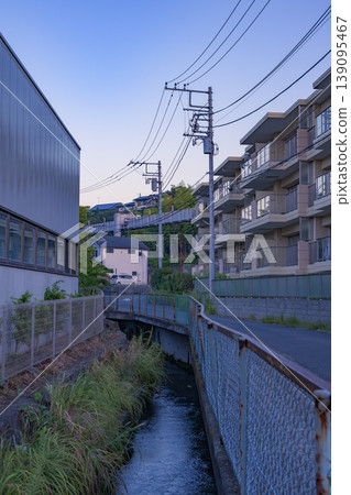 清晨的陽光灑滿寧靜的住宅區；這是當地街道的景色。 139095467
