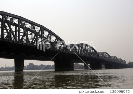 Bridge across the river, Vivekananda Setu. It links the city of Howrah, at Bally, to its twin city of Kolkata, at Dakshineswar. 139096075
