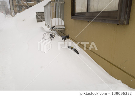 自行車被埋在雪裡 自行車被埋在雪裡 139096352