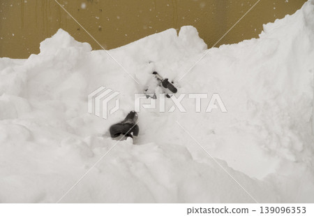 自行車被埋在雪裡 139096353