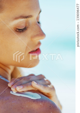 young woman applying sun screen creme 139096477