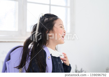 一位背著書包、臉上帶著笑容的日本女孩。 139096792