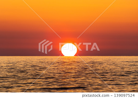 Sunrise over the ocean horizon Sunrise over the ocean horizon 139097524