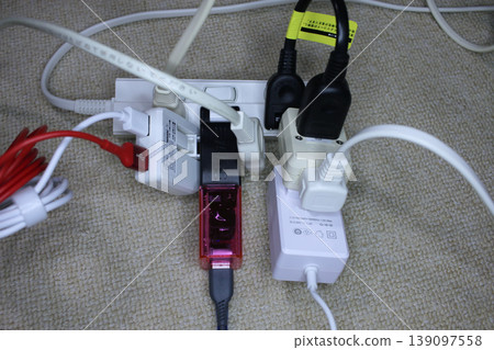 危險的過載電源插座 危險的過載電源插座 139097558