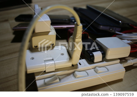 危險的過載電源插座 危險的過載電源插座 139097559