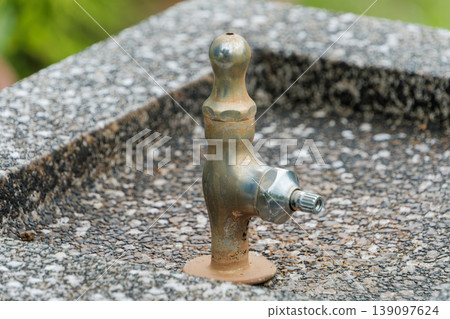 公園裡放置著一座復古風格的老式飲水噴泉 139097624