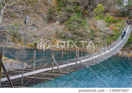 A winter scene of the Dream Suspension Bridge in Sumatakyo Gorge, Kawanehoncho (Shizuoka Prefecture) A winter scene of the Dream Suspension Bridge in Sumatakyo Gorge, Kawanehoncho (Shizuoka Prefecture) 139097687