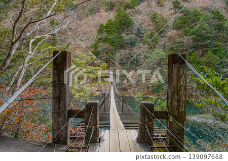 A winter scene of the Dream Suspension Bridge in Sumatakyo Gorge, Kawanehoncho (Shizuoka Prefecture) A winter scene of the Dream Suspension Bridge in Sumatakyo Gorge, Kawanehoncho (Shizuoka Prefecture) 139097688