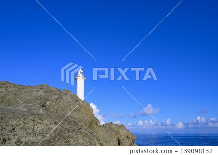 從沖繩縣的殘波岬燈塔望去，可以看到美麗的夏日天空和嶙峋的礁石，景色令人嘆為觀止。 139098132