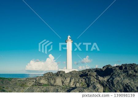 沖繩縣殘波岬燈塔景色壯麗，夏日天空湛藍，礁石嶙峋。 139098139