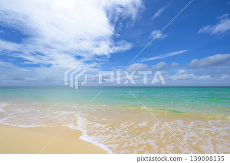 The scenery of Hirakubo Beach in Ishigaki Island, where the blue sky and emerald sea are stunning. The scenery of Hirakubo Beach in Ishigaki Island, where the blue sky and emerald sea are stunning. 139098155