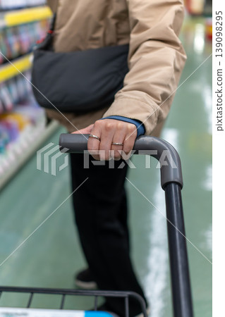 在超市購物:操作購物車的手 在超市購物:操作購物車的手 139098295