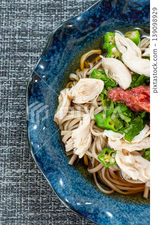 清爽的冷蕎麥麵配雞胸肉和醃梅子 清爽的冷蕎麥麵配雞胸肉和醃梅子 139098929