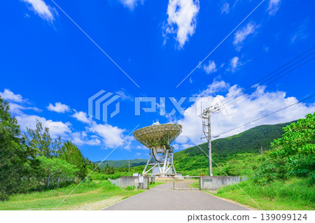 位於石垣島上的巨型電波望遠鏡在藍天的襯托下格外醒目。 139099124