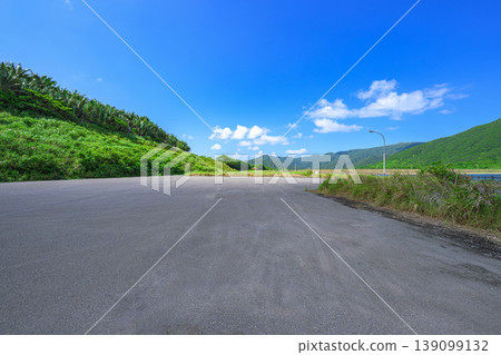 The refreshing scenery along the shores of Nagura Dam Lake offers a sense of openness. The refreshing scenery along the shores of Nagura Dam Lake offers a sense of openness. 139099132