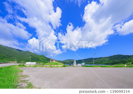 The scenery around Lake Nagura Dam, where white clouds and the blue surface of the lake are reflected. The scenery around Lake Nagura Dam, where white clouds and the blue surface of the lake are reflected. 139099154