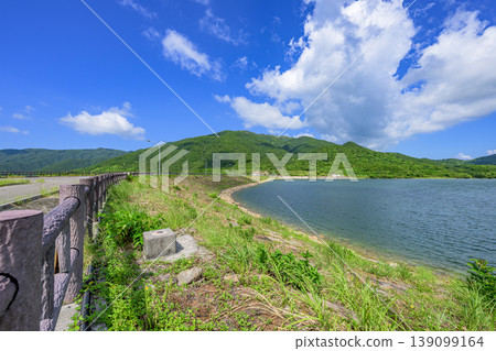 名倉水壩湖寧靜的景色,讓您感受到石垣島的自然美景。 名倉水壩湖寧靜的景色,讓您感受到石垣島的自然美景。 139099164