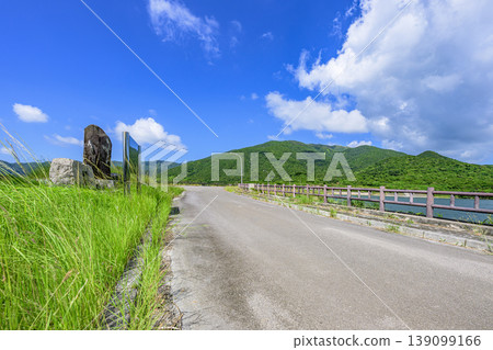 名倉水壩湖寧靜的景色,讓您感受到石垣島的自然美景。 名倉水壩湖寧靜的景色,讓您感受到石垣島的自然美景。 139099166