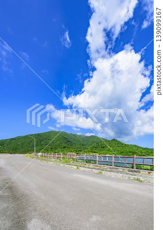 名倉水壩湖寧靜的景色,讓您感受到石垣島的自然美景。 名倉水壩湖寧靜的景色,讓您感受到石垣島的自然美景。 139099167