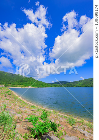 The tranquil scenery of the Nagura Dam lake, where you can feel the natural beauty of Ishigaki Island. 139099174