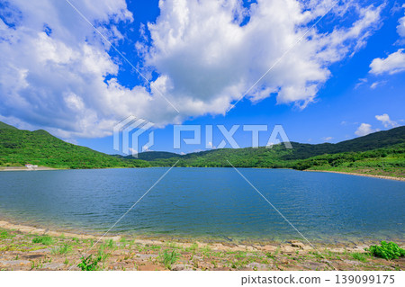 The tranquil scenery of the Nagura Dam lake, where you can feel the natural beauty of Ishigaki Island. 139099175