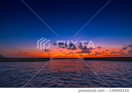 豬田漁港的海天沐浴在晨光中,構成了一幅美麗的清晨景象。 豬田漁港的海天沐浴在晨光中,構成了一幅美麗的清晨景象。 139099320