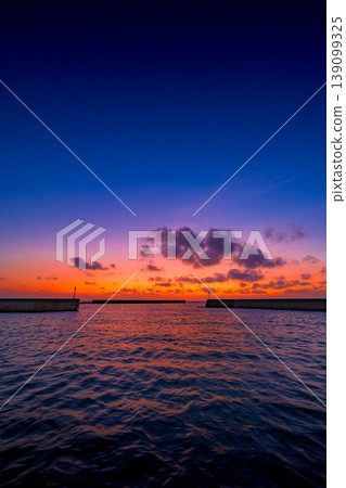 豬田漁港的海天沐浴在晨光中,構成了一幅美麗的清晨景象。 豬田漁港的海天沐浴在晨光中,構成了一幅美麗的清晨景象。 139099325
