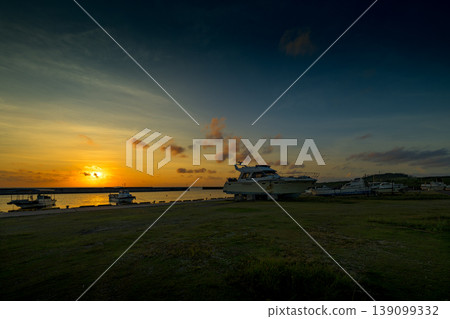 豬田漁港的海天沐浴在晨光中,構成了一幅美麗的清晨景象。 豬田漁港的海天沐浴在晨光中,構成了一幅美麗的清晨景象。 139099332