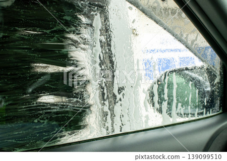 從洗車房內看到的泡沫和擋風玻璃的抽象背景。 從洗車房內看到的泡沫和擋風玻璃的抽象背景。 139099510