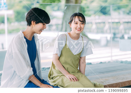 女人享受洗腳盆。 139099895