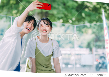女孩們在旅行中自拍 139099896