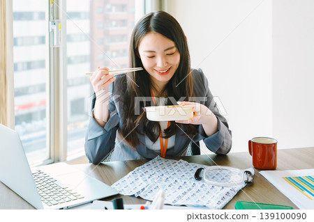 女強人在辦公室吃午餐 女強人在辦公室吃午餐 139100090