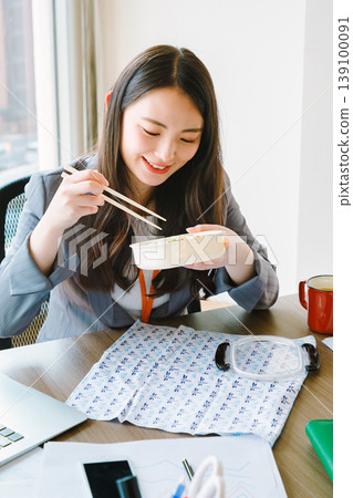 女強人在辦公室吃午餐 139100091