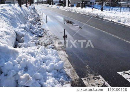 Roads cleared of snow in heavy snowfall areas 139100328