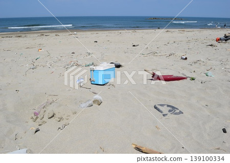 Coastal wreckage Environmental problems Garbage problems Coastal wreckage Environmental problems Garbage problems 139100334