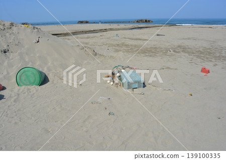Coastal wreckage Environmental problems Garbage problems Coastal wreckage Environmental problems Garbage problems 139100335