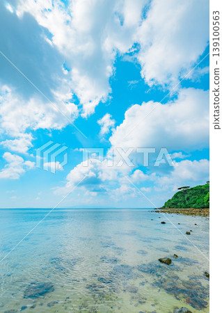 石垣島大崎海灘的夏日景色,白雲朵朵,海水清澈透明。 石垣島大崎海灘的夏日景色,白雲朵朵,海水清澈透明。 139100563