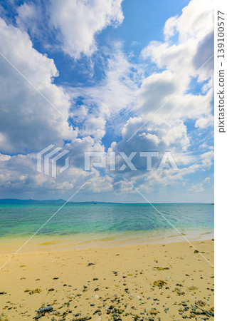 石垣島的夏日美景令人心曠神怡，美麗的大海、沙灘，以及地平線上飄蕩的白雲，構成了一幅絕美的畫面。 139100577