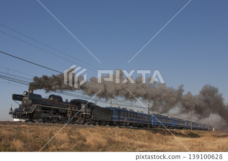 一輛C57型蒸汽機車正在千葉內房線上行駛。 一輛C57型蒸汽機車正在千葉內房線上行駛。 139100628