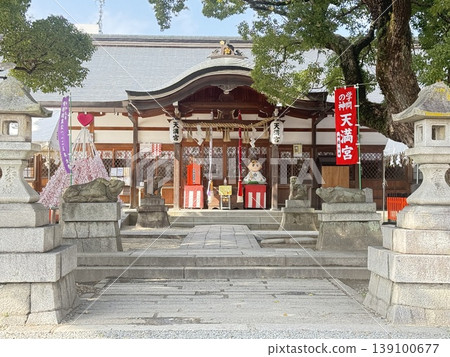 京都天滿宮的庭院和正殿（白天，正面） 139100677