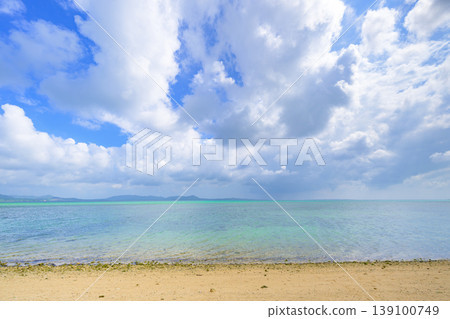 石垣島淺灘的清澈海水和美麗的藍天，共同構成了一幅寧靜的夏日海景。 139100749