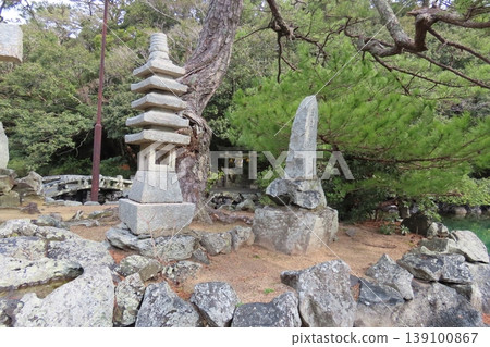 The scenery of Itsukushima Shrine and Myojin Pond, a mysterious saltwater lake in Hagi City, Yamaguchi Prefecture, where sea fish swim. The scenery of Itsukushima Shrine and Myojin Pond, a mysterious saltwater lake in Hagi City, Yamaguchi Prefecture, where sea fish swim. 139100867