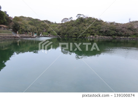 山口縣萩市嚴島神社和明神池的景色,明神池是一個神秘的鹹水湖,海魚在其中游弋。 山口縣萩市嚴島神社和明神池的景色,明神池是一個神秘的鹹水湖,海魚在其中游弋。 139100874