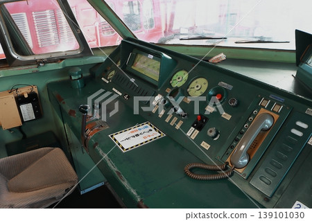 復古風格的0系新幹線列車的駕駛室 復古風格的0系新幹線列車的駕駛室 139101030